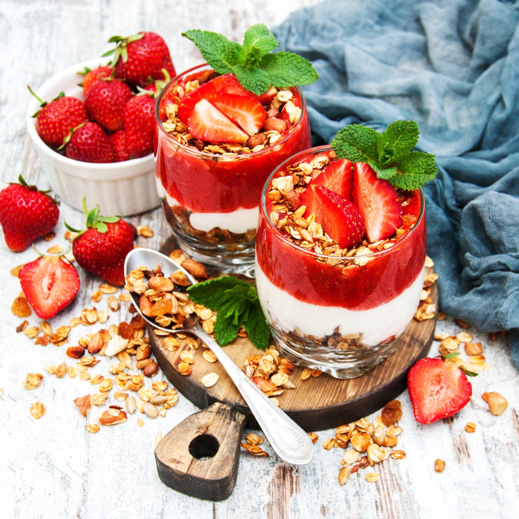 Десерт с овсяными хлопьями и клубникой на столе