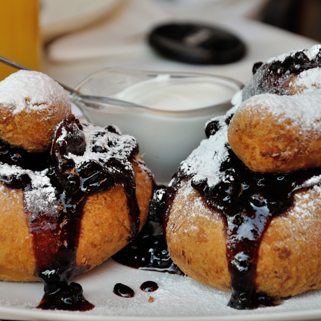 Пончики и с вареньем и сахарной пудрой