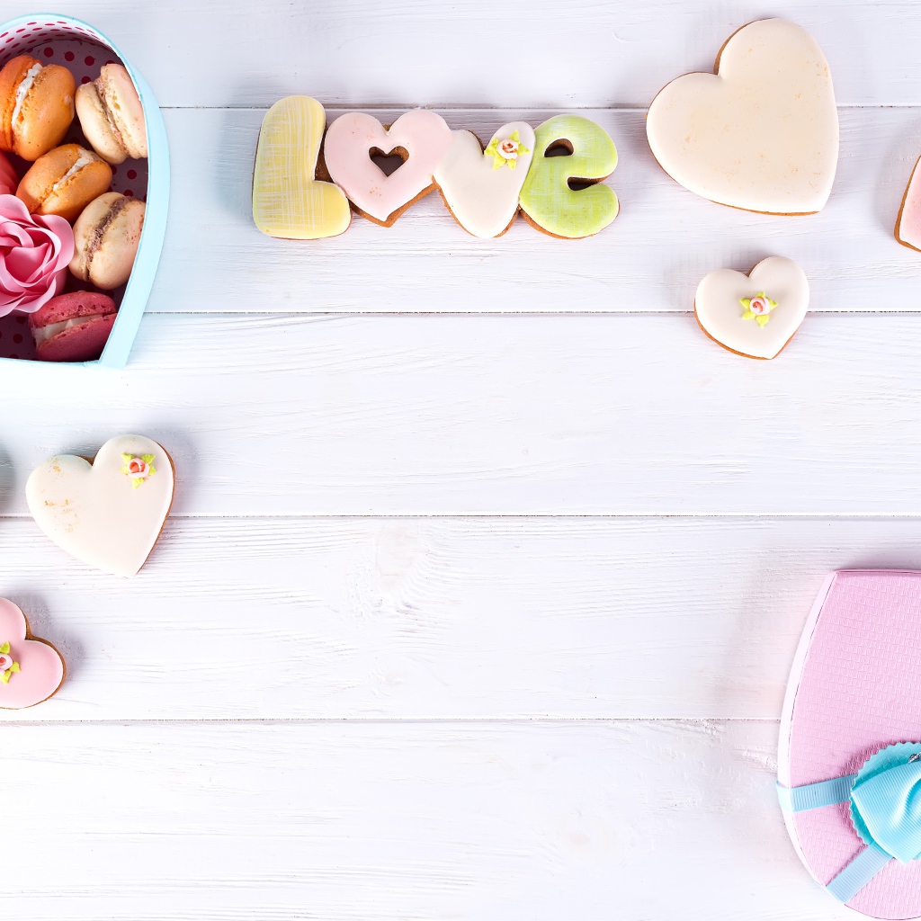 Подарочная коробка в форме сердца на столе с печеньем 