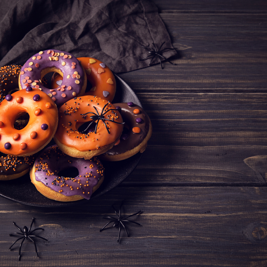 Пончики с глазурью на столе угощение на Хэллоуин 