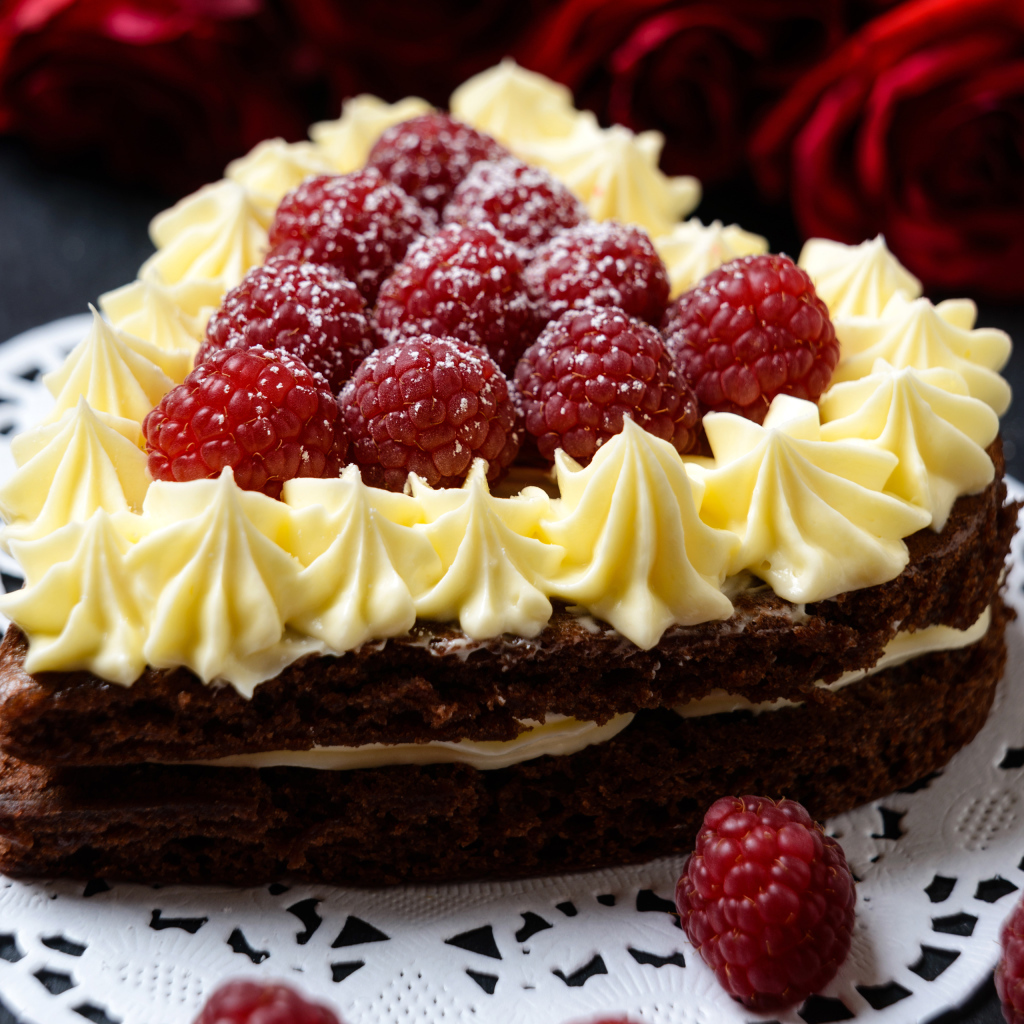 Торт в форме сердца с кремом и ягодами малины 