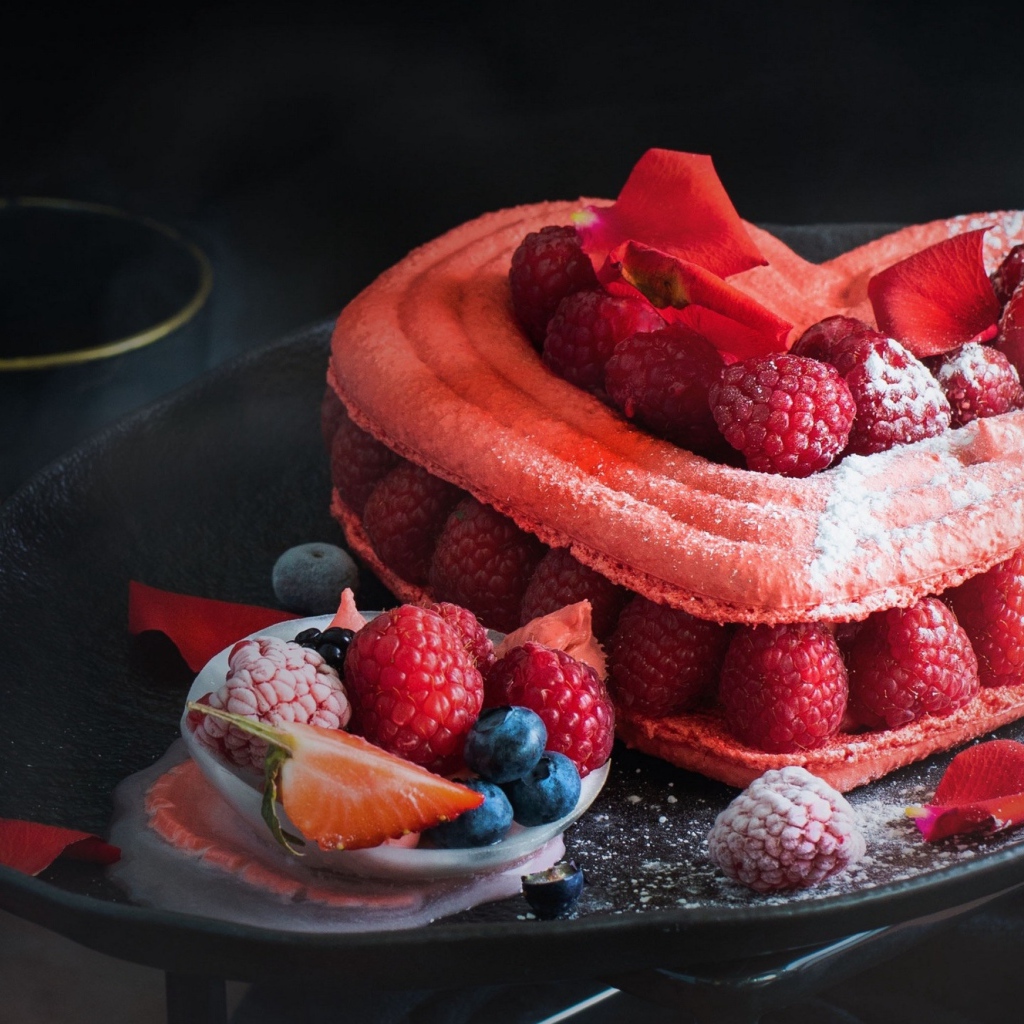 Торт в форме сердца с ягодами малины и сахарной пудрой