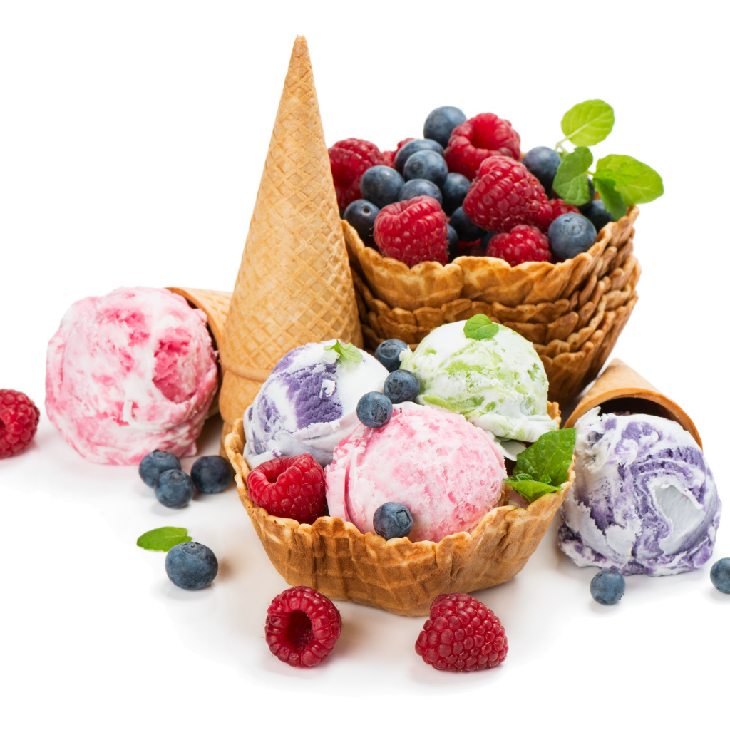 Шарики мороженого на белом фоне с вафлями и ягодами 