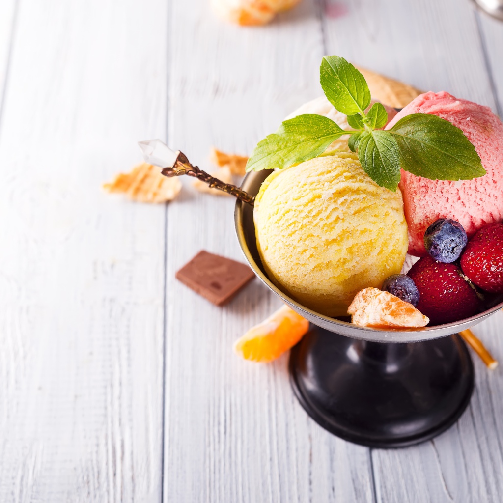 Шарики фруктового мороженого в креманке с ягода