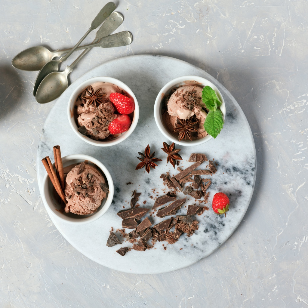 Мороженое с шоколадом, корицей, бадьяном и ягодами клубники
