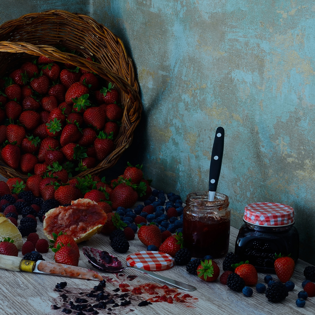 Джем на столе с ягодами и батоном