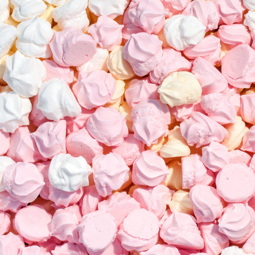 Много сушеного безе крупным планом