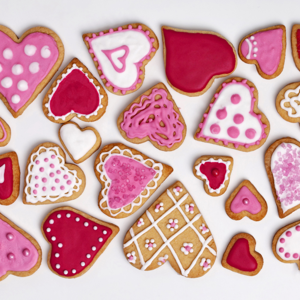 Много печенья в форме сердца с глазурью на сером фоне