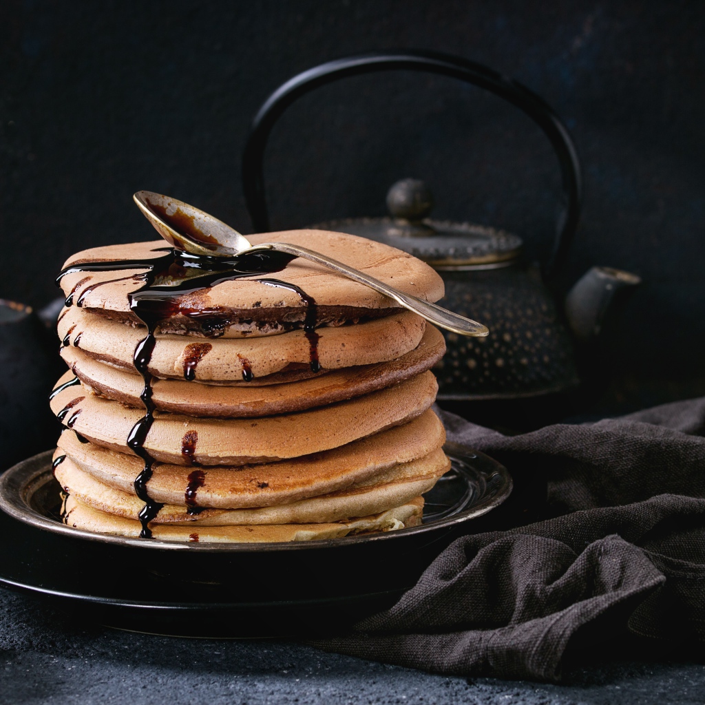Пышные оладьи с шоколадом на столе