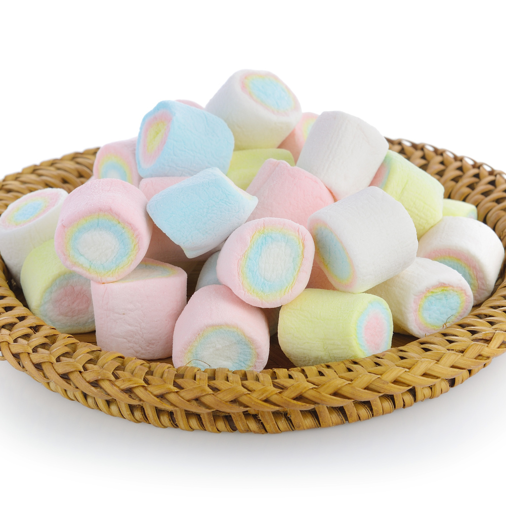 Маршмеллоу в корзинке на белом фоне