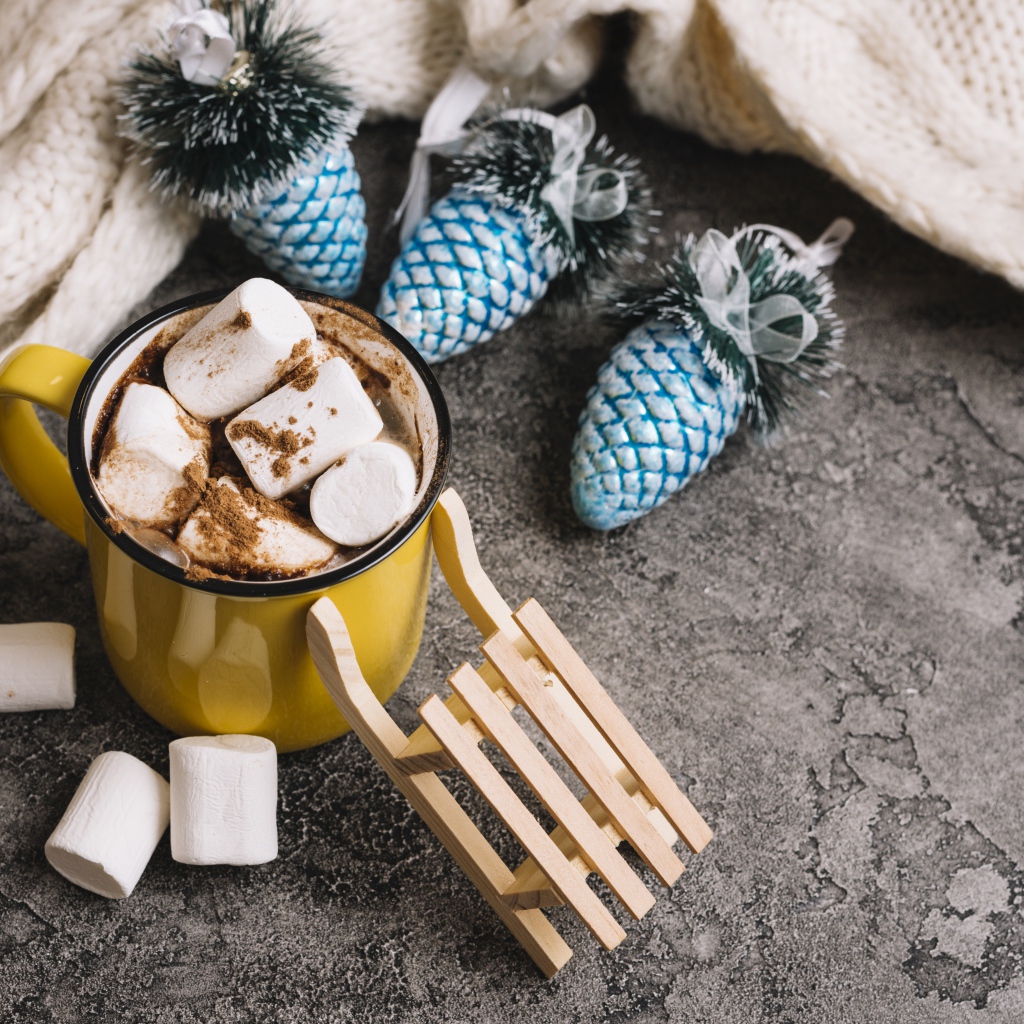 Кружка с маршмеллоу и игрушками 