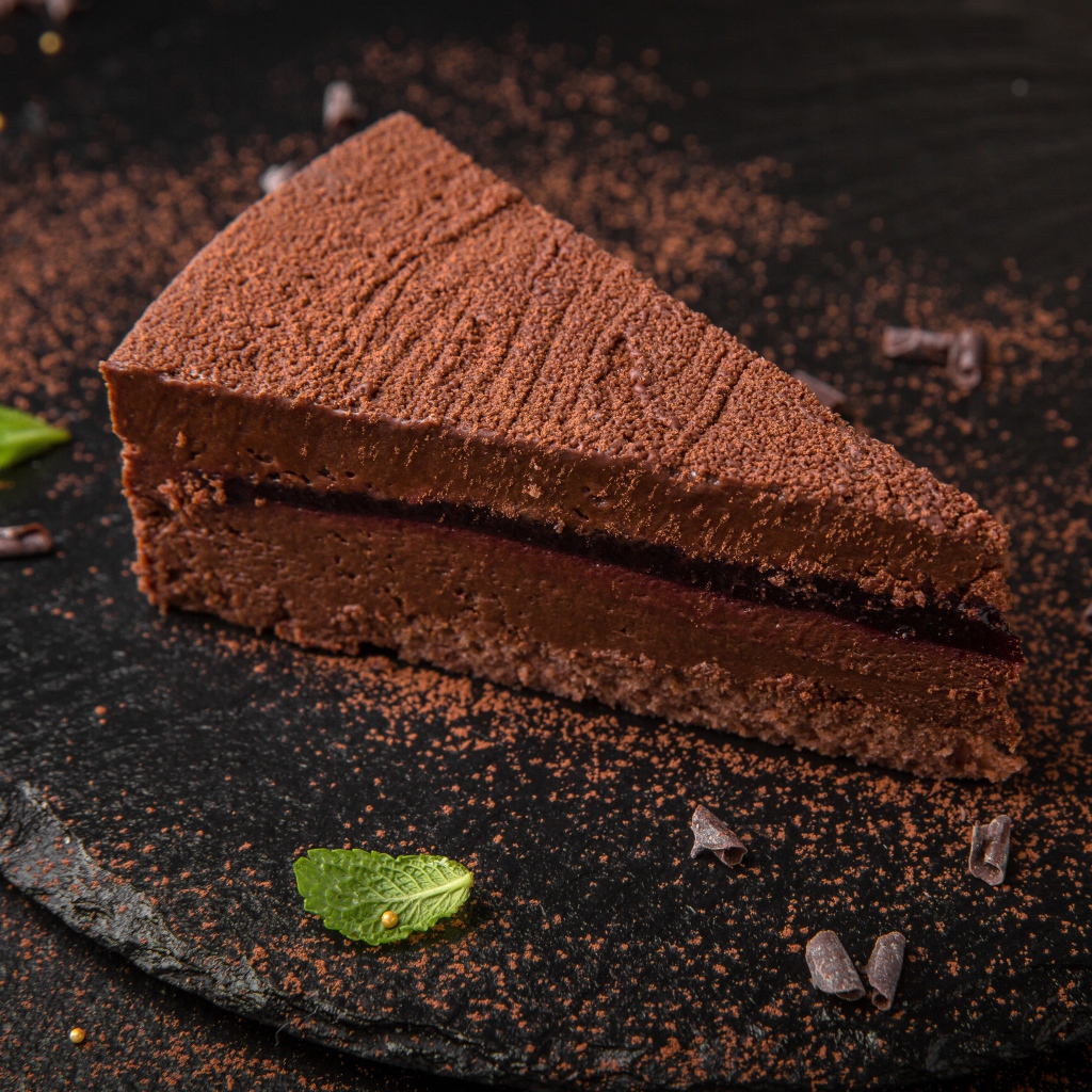 Торт мусс с джемом на столе с какао 