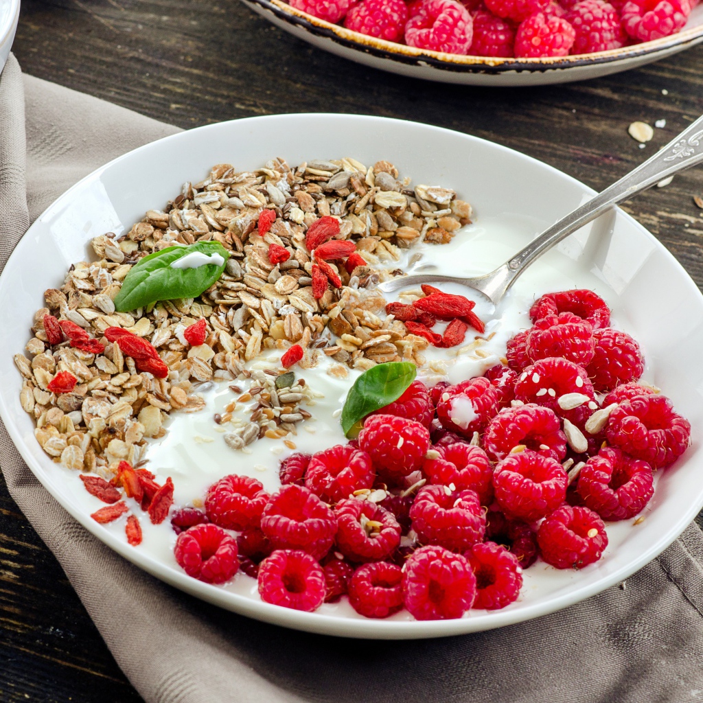 Мюсли йогуртом и свежими ягодами малины на завтрак