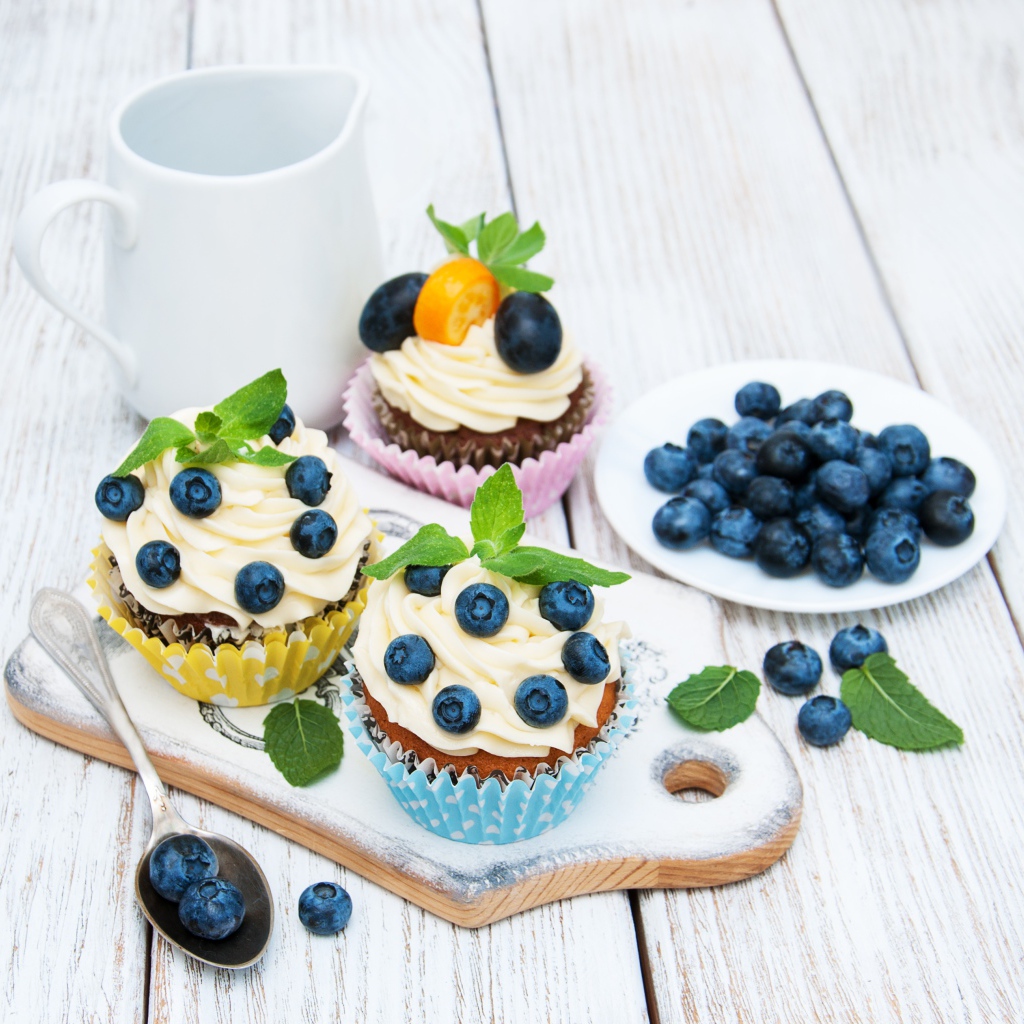 Кексы на столе с ягодами черники 