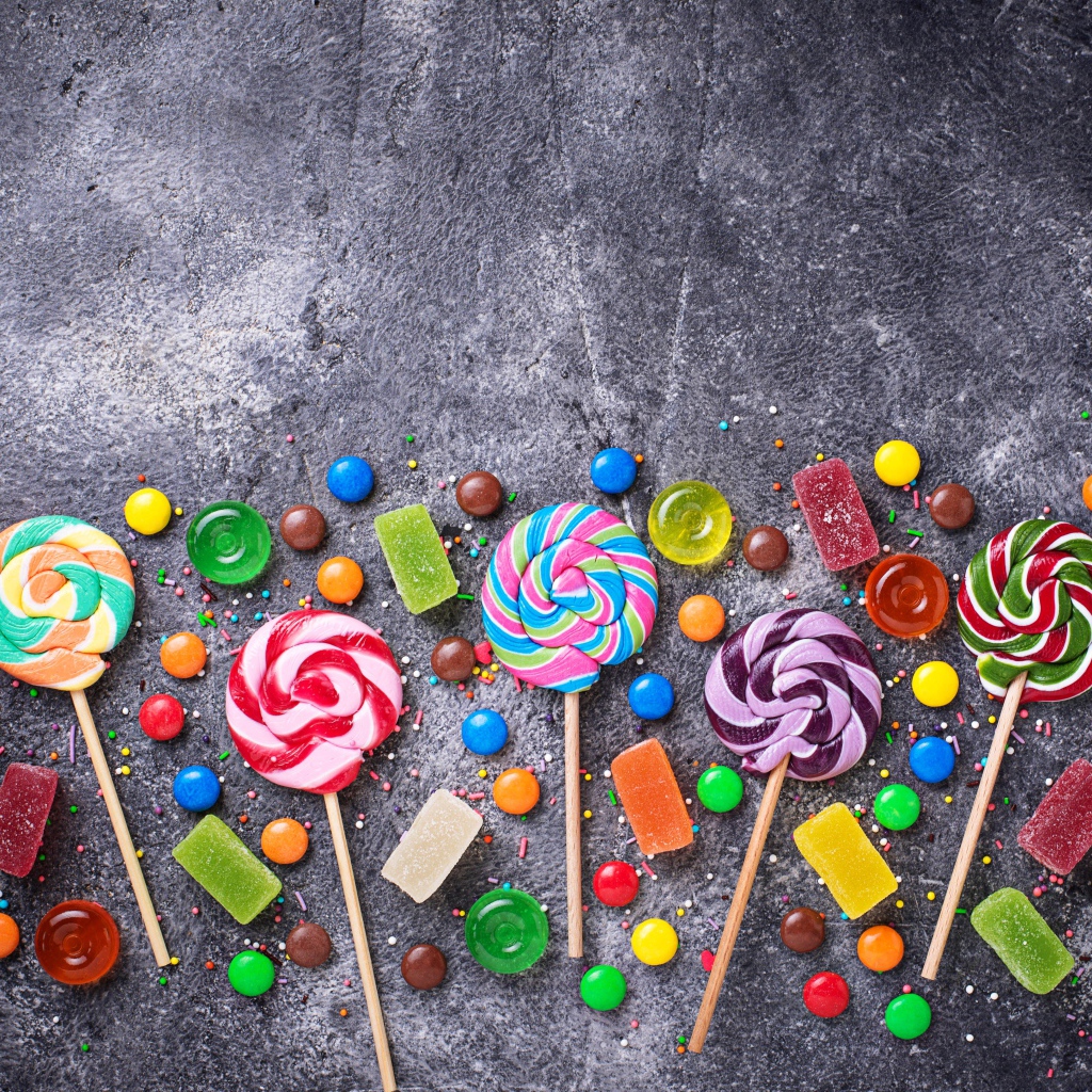 Разноцветные леденцы на сером столе