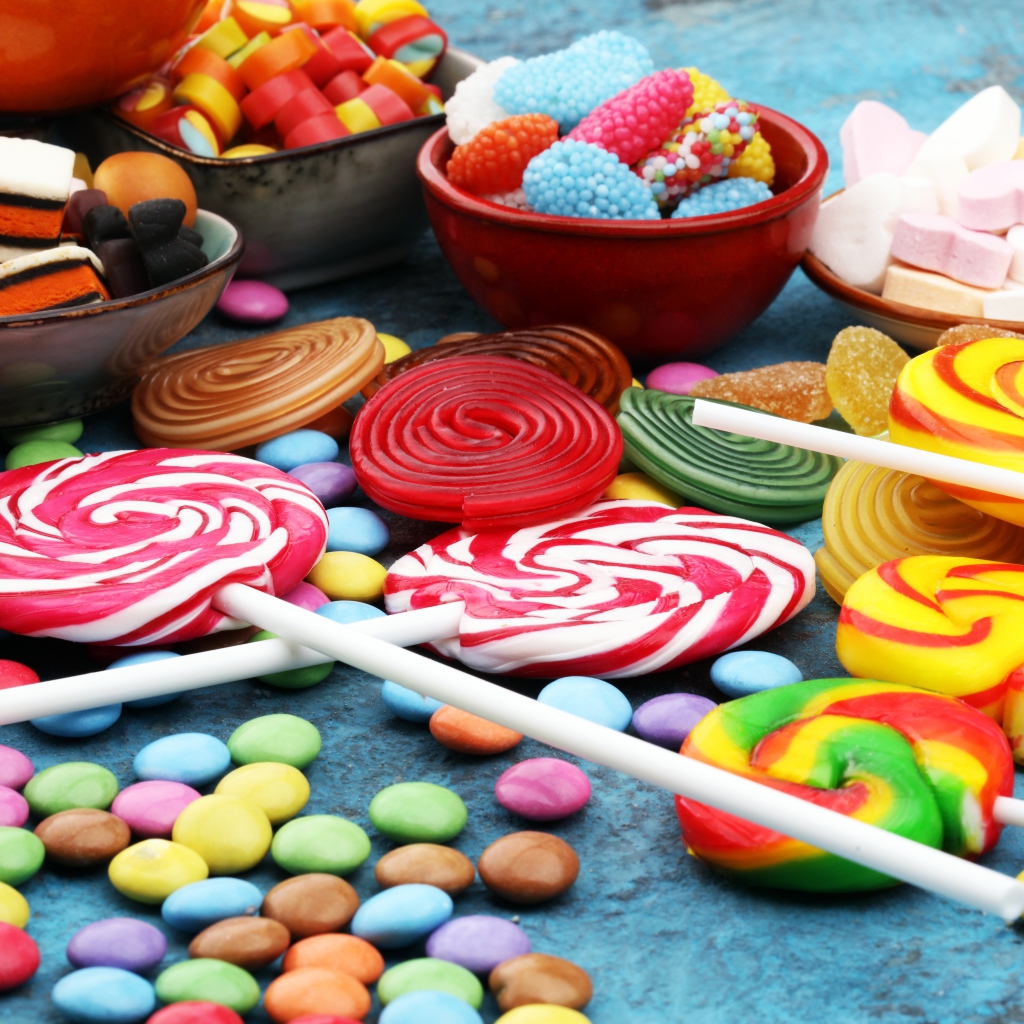 Разноцветные сладости на столе