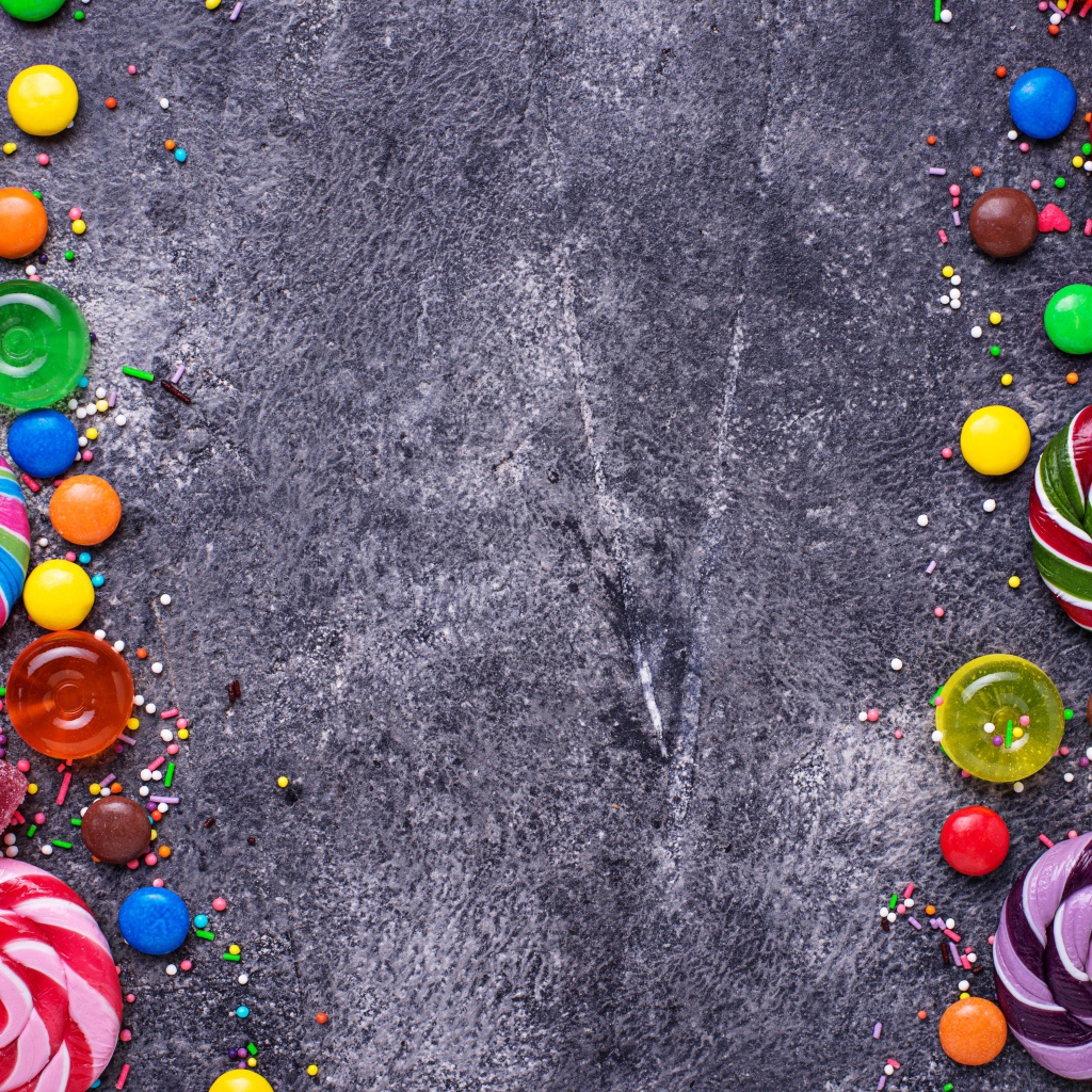 Разноцветные конфеты на сером фоне