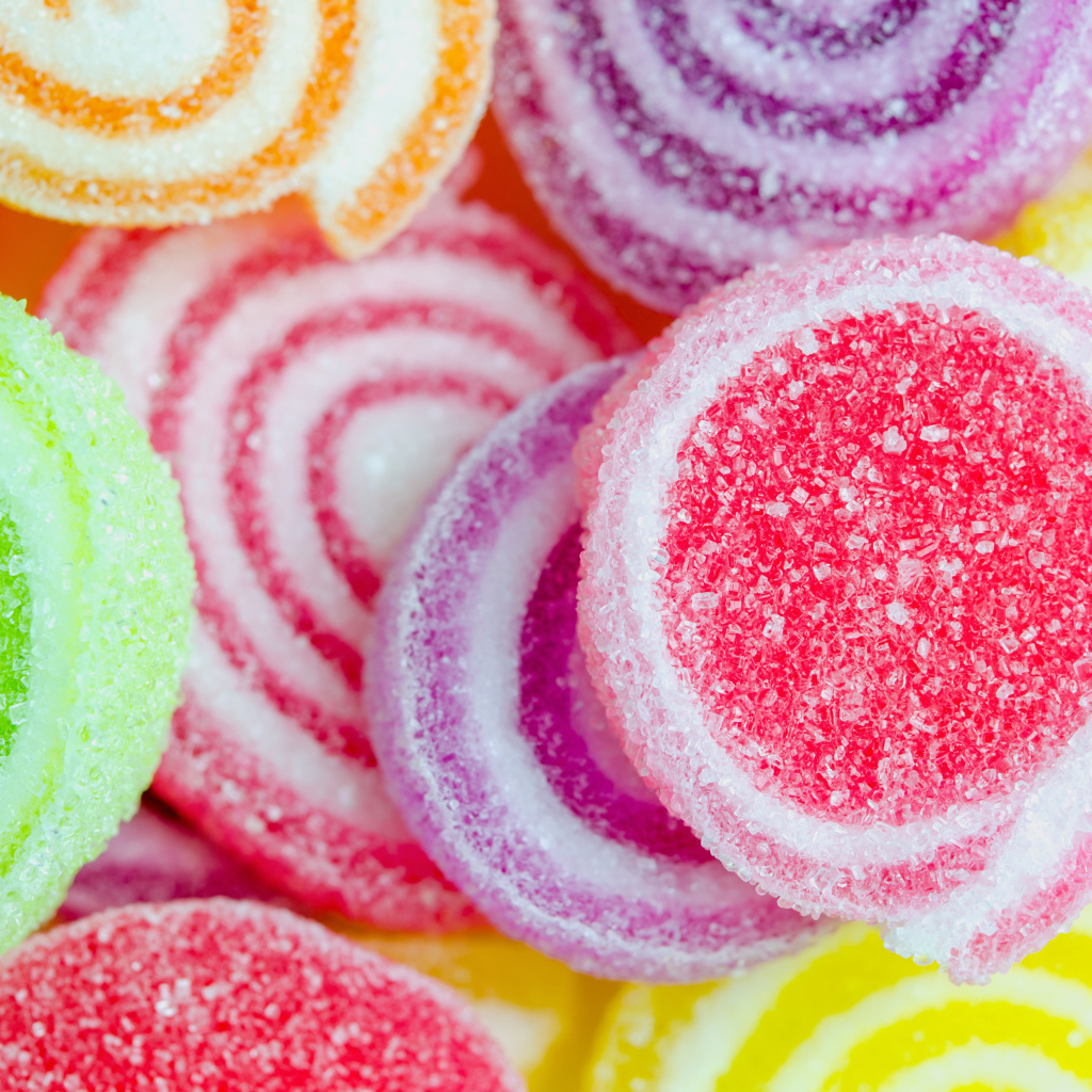 Разноцветный мармелад в сахаре крупным планом