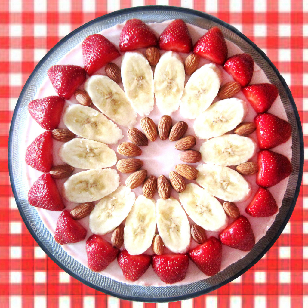 Пирог с бананами, клубникой и миндальными орехами