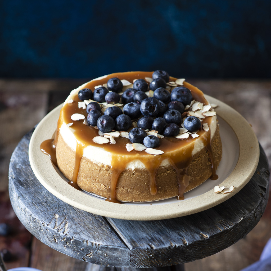 Пирог с карамелью и ягодами черники