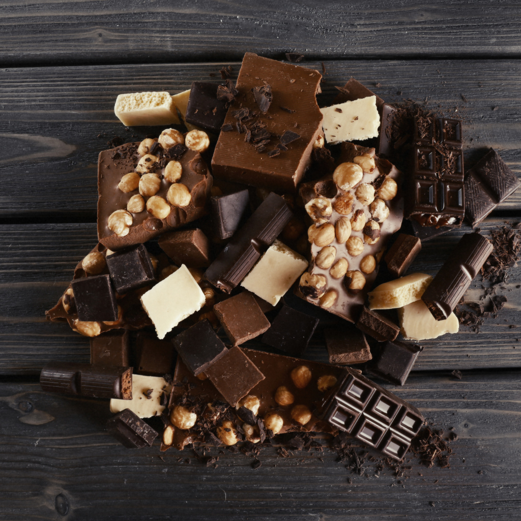 Куски шоколада на столе