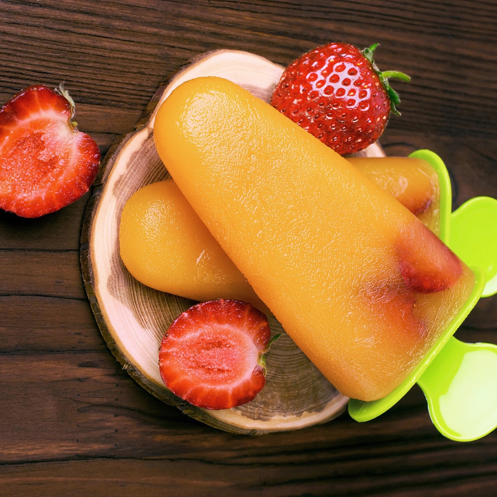 Фруктовое мороженое на столе с клубникой