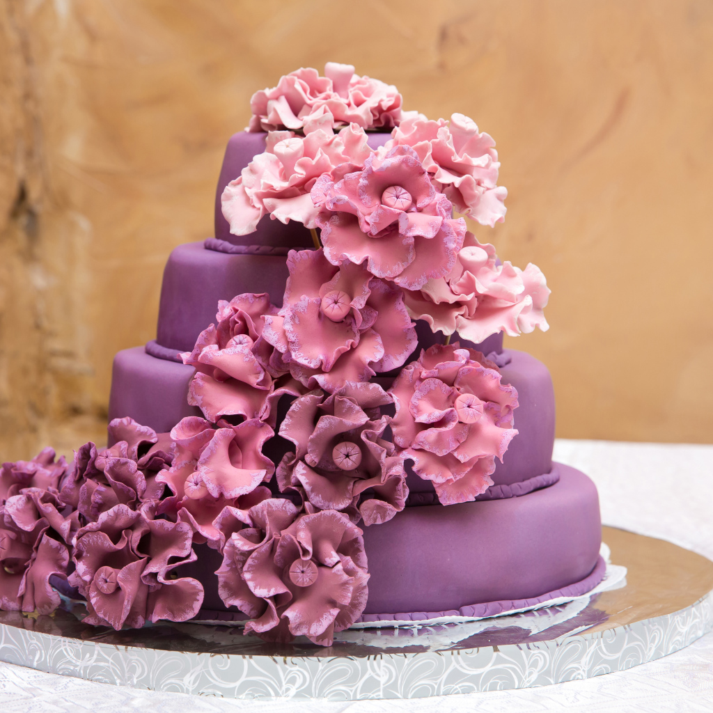 Фиолетовый торт с красивыми розовыми цветами