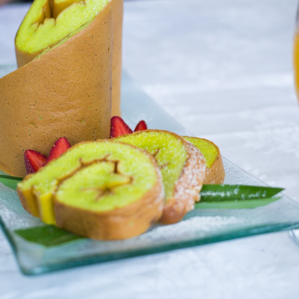 Рулет с сахарной пудрой и клубникой на столе