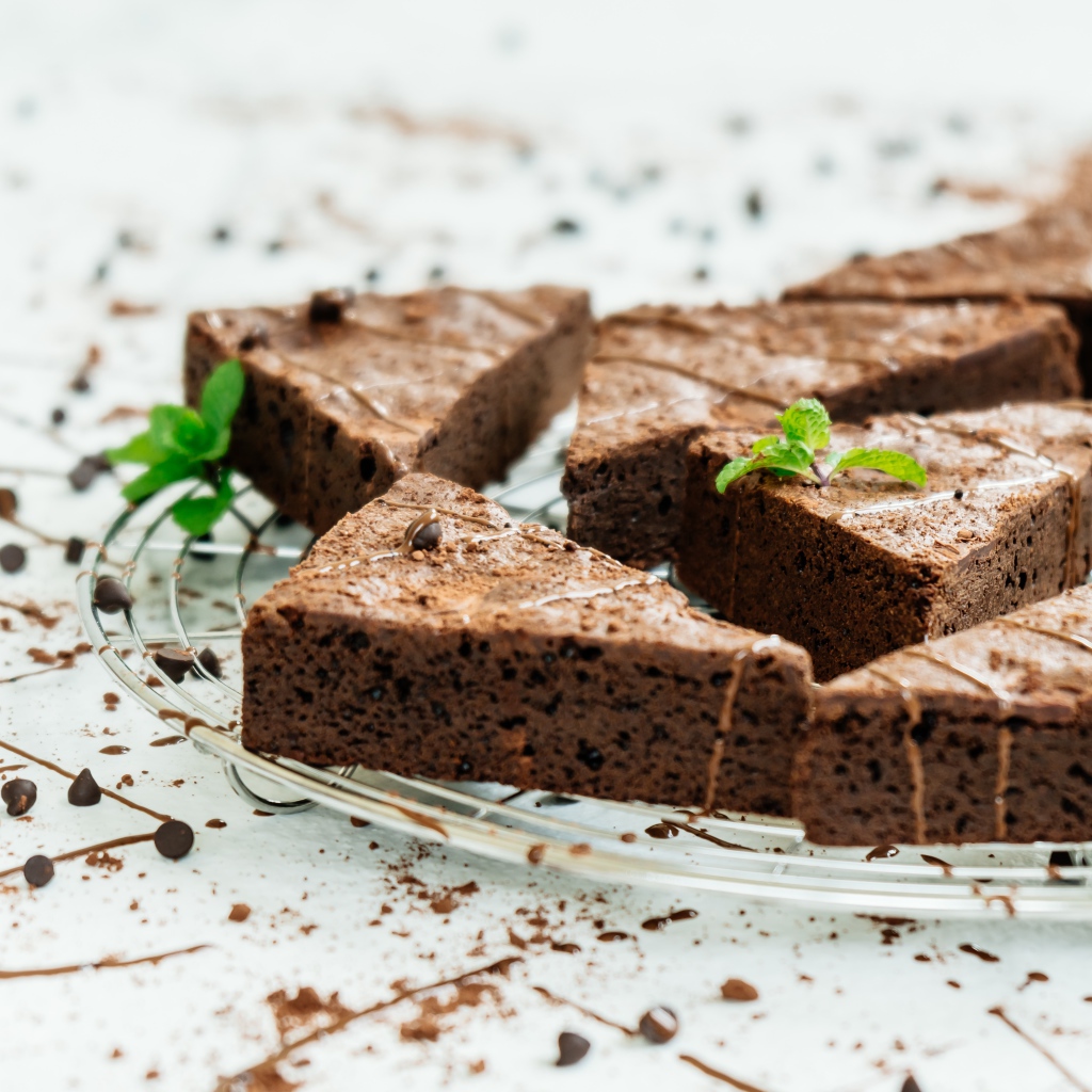 Кусочки аппетитного шоколадного десерта брауни