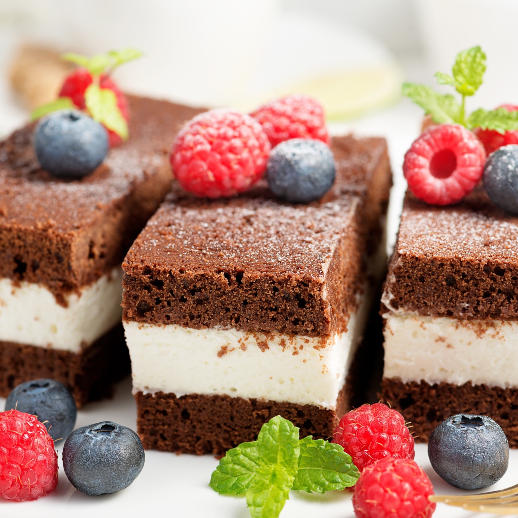 Пирожные с суфле и ягодами малины и черники 