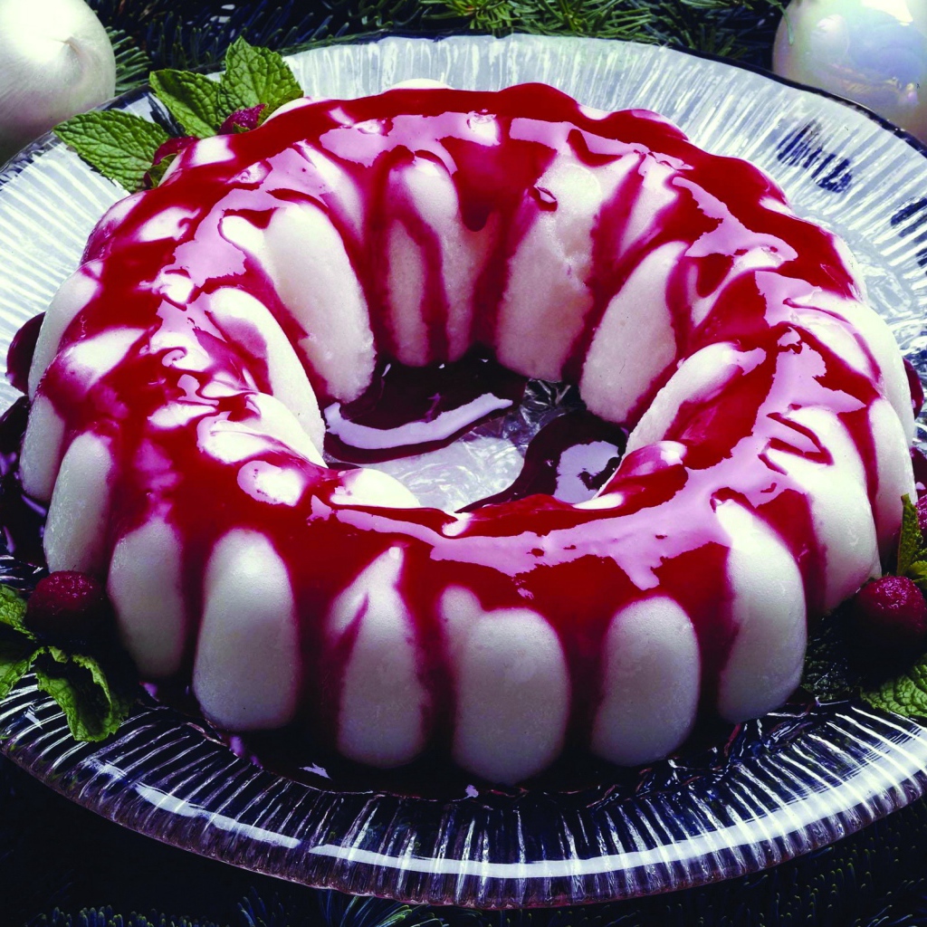 Пирог суфле с малиновым сиропом 