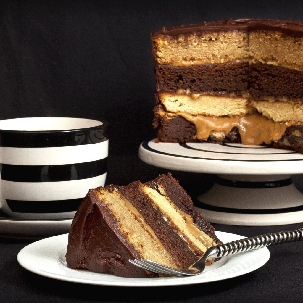 Бисквитный торт на столе с чашкой 