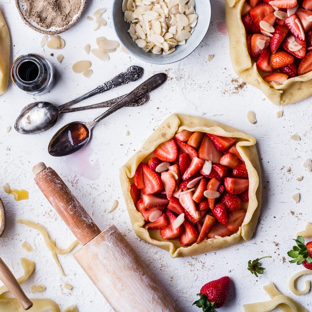 Пироги с клубникой готовятся на столе