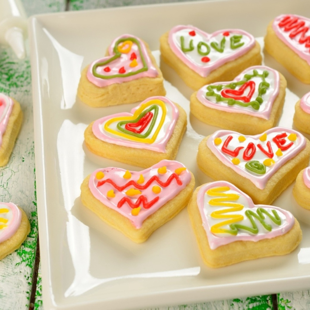 Сладкое печенье в форме сердца с глазурью 