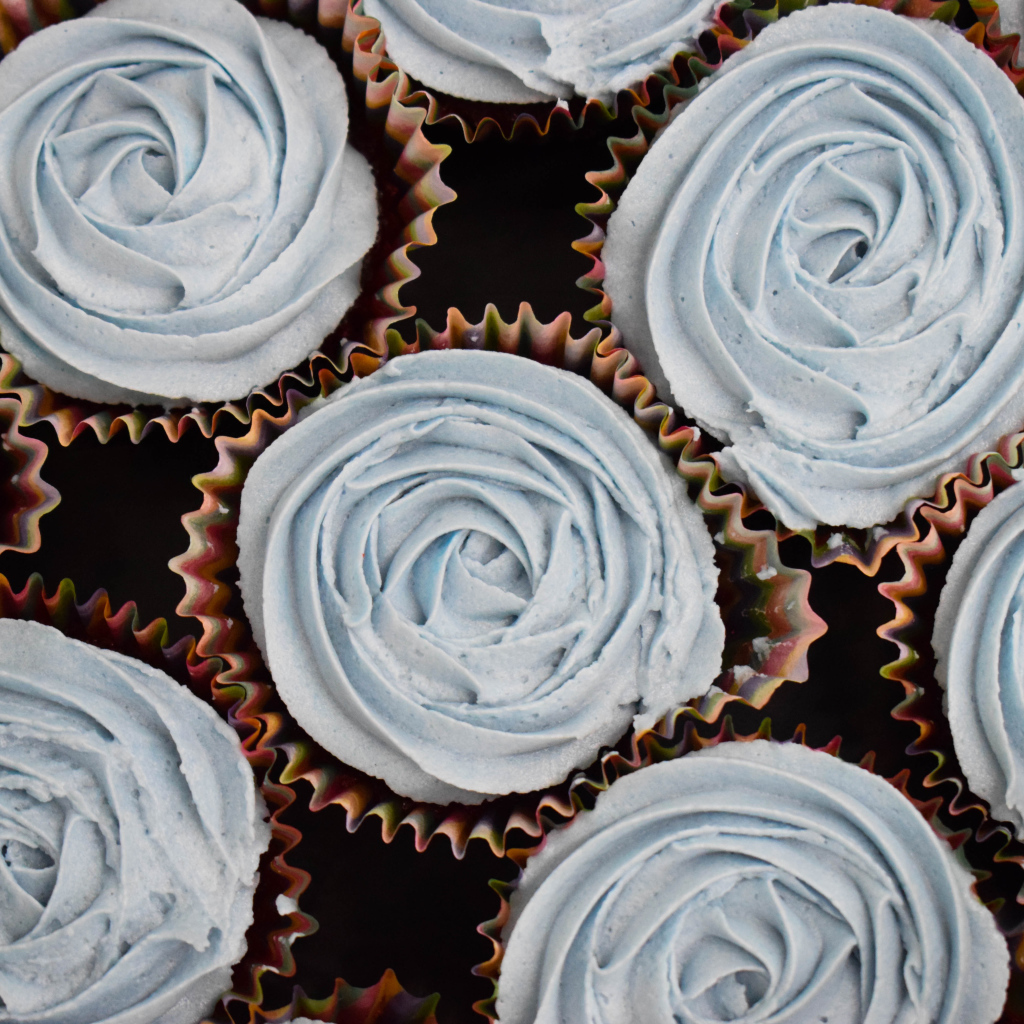 Сладкие кексы с кремом вид сверху