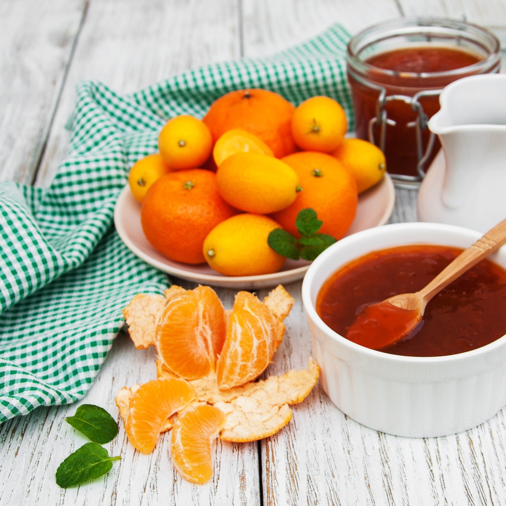 Джем на столе с мандаринами 
