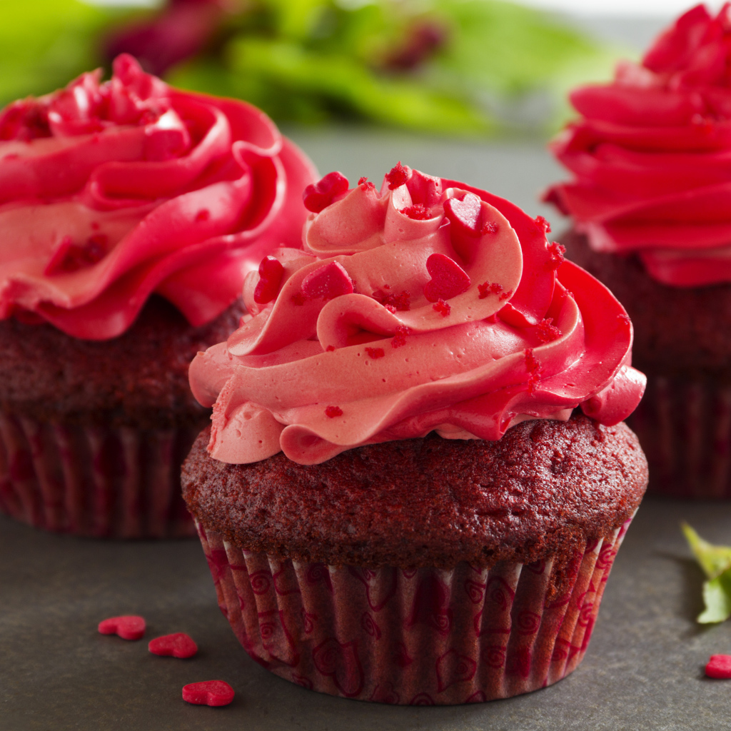 Три шоколадных кекса с розовым кремом 