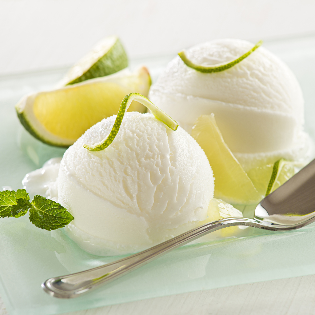 Два шарика сливочного мороженого с лаймом