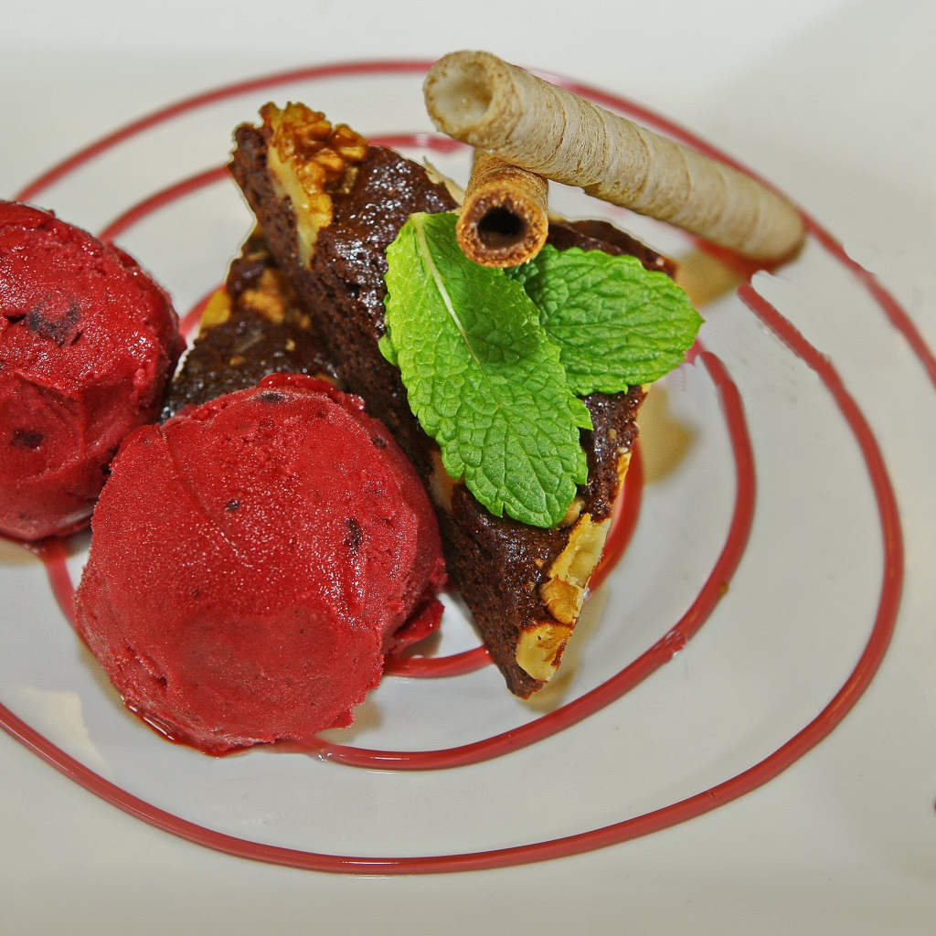 Два шарика фруктового мороженого с щербетом и трубочками