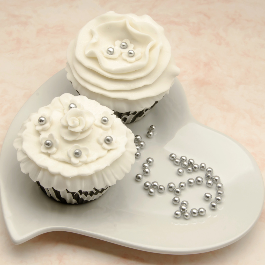 Два красивых капкейка с кремом и бусинами