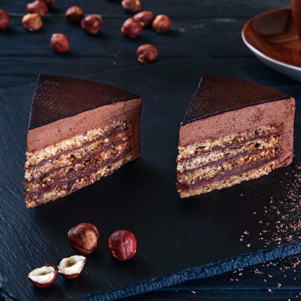 Два куска торта с лесными орехами на столе 