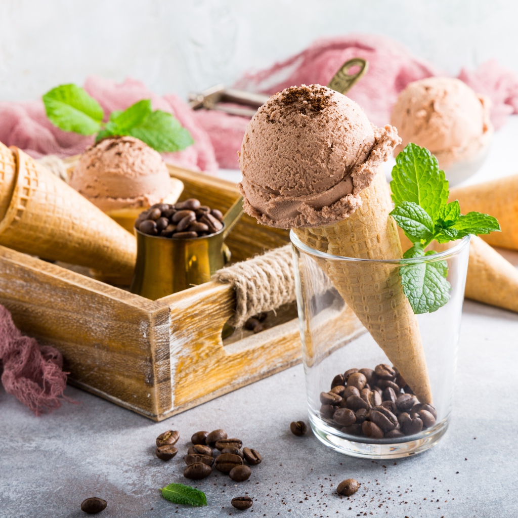 Вафельный рожок с мороженым в стакане с кофейными зернами