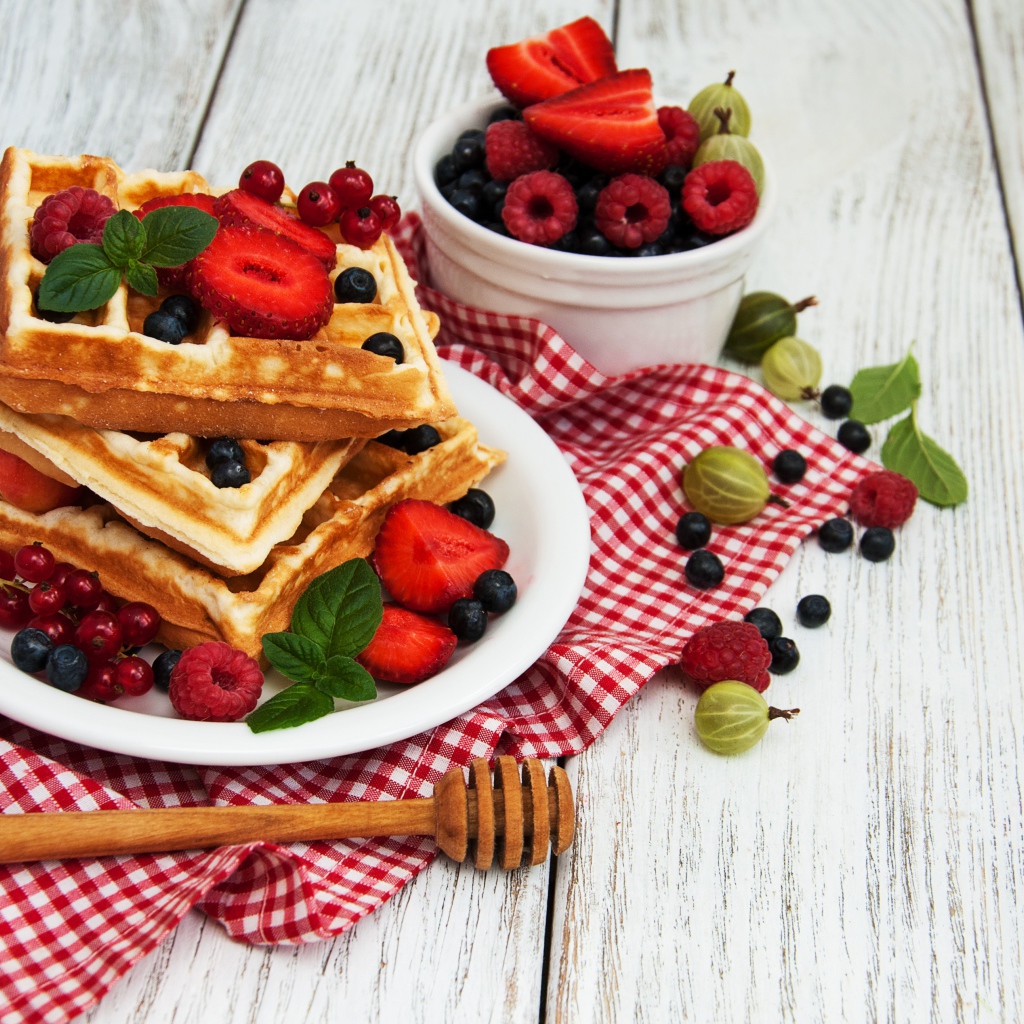 Вафли на столе со свежими ягодами