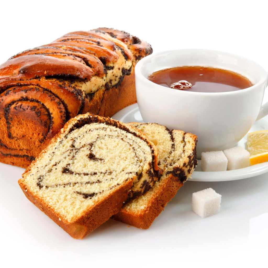 Белая чашка чая на белом фоне с кексом