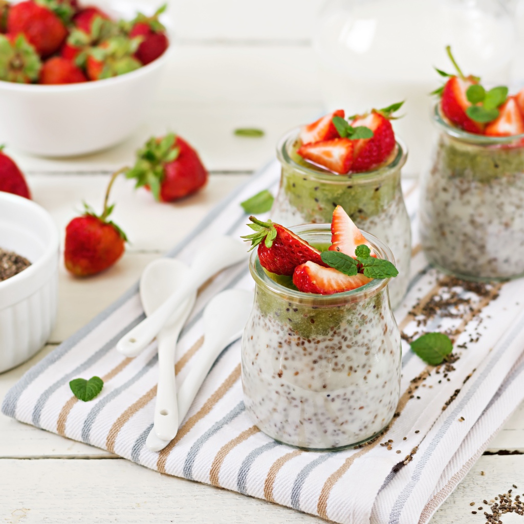 Баночки с йогуртом и ягодами годжи с кусочками клубники 