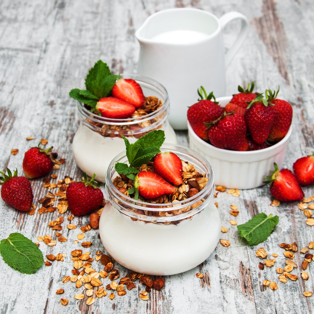 Йогурт в баночках с овсяными хлопьями и клубникой