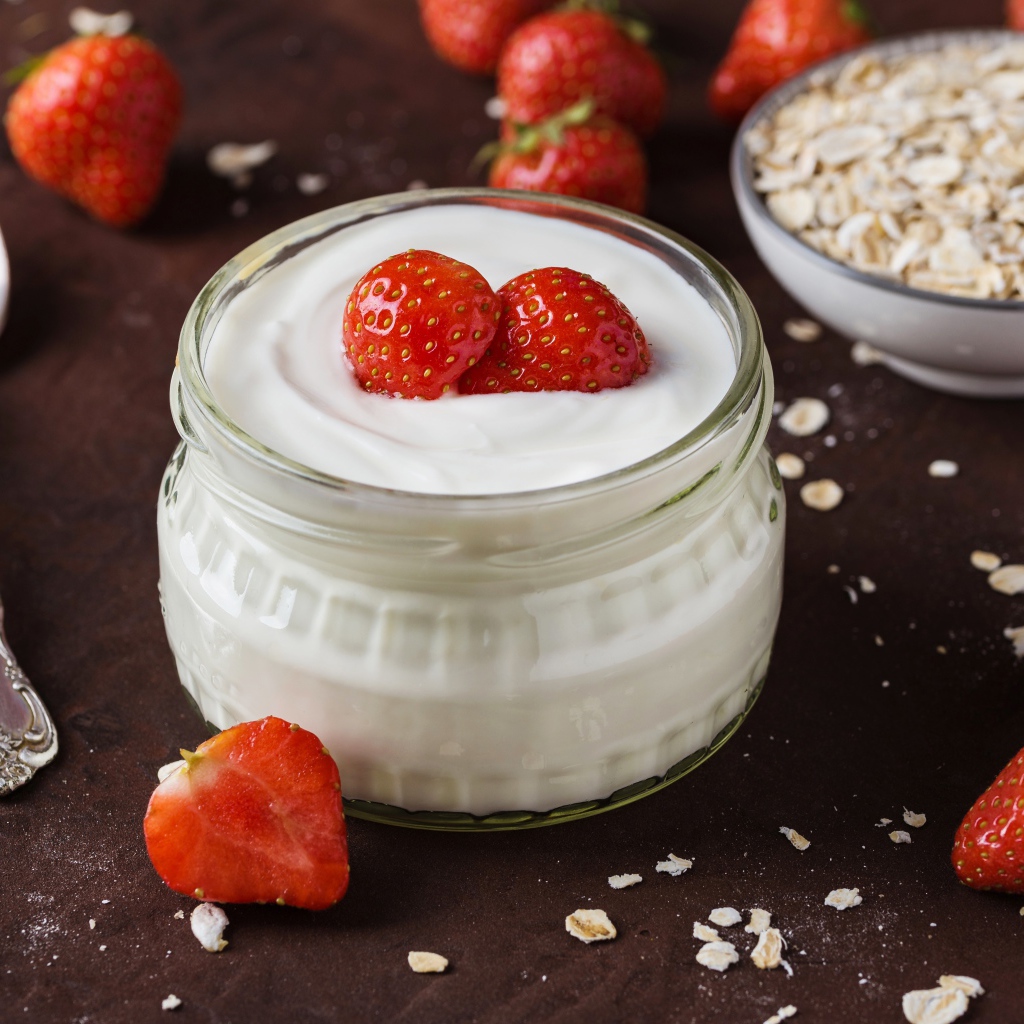 Йогурт со свежей клубникой и овсяными хлопьями