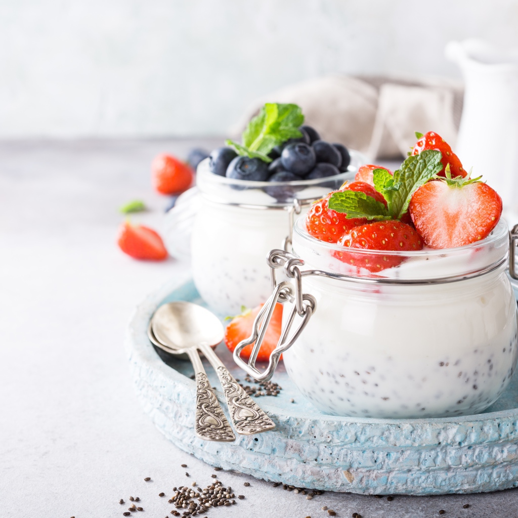 Йогурт с семенами годжи и ягодами на завтрак