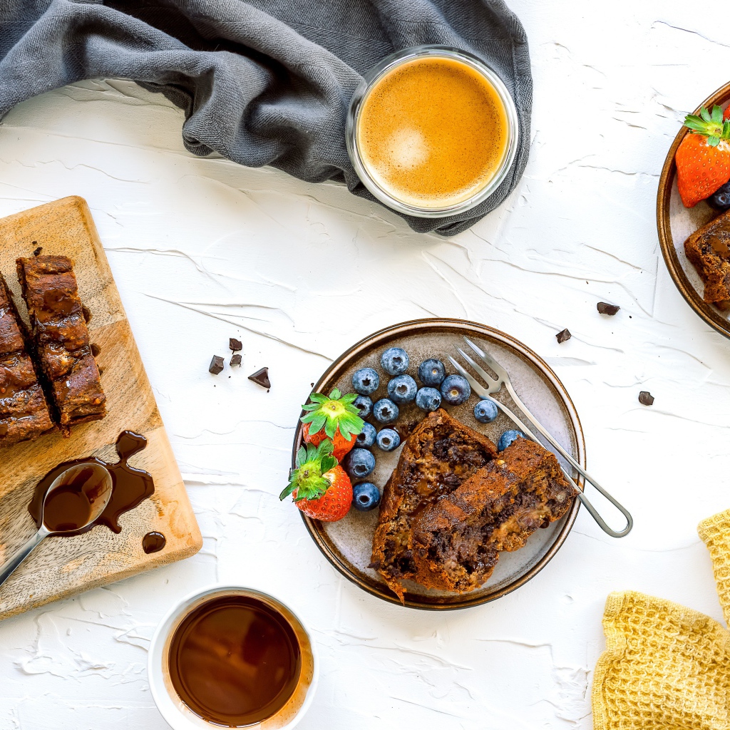 Кекс на тарелке с ягодами черники и клубники 