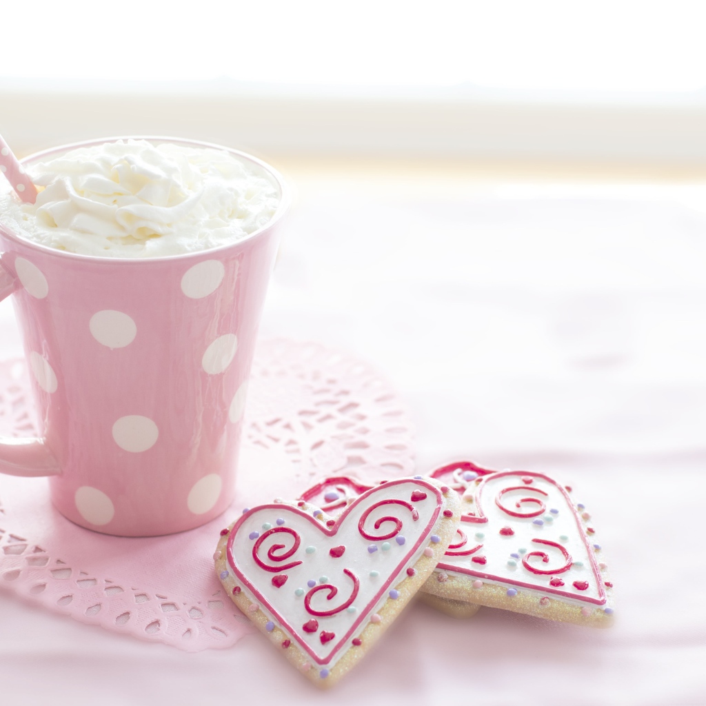 Чашка напитка со взбитыми сливками с печеньем на столе